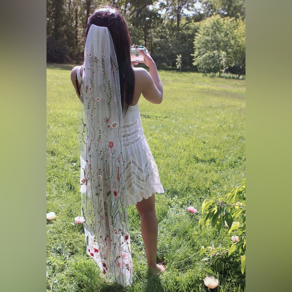 Wildflower Embroidered Veil - 63inches in Length - Picture 14 of 14